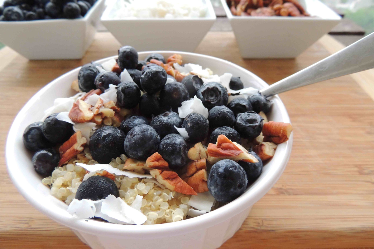 Le petit déjeuner de quinoa aux bleuets