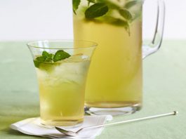 Thé vert glacé à la menthe