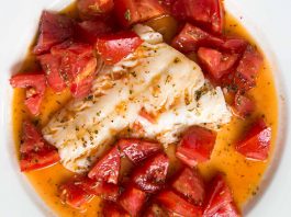 Filet de poisson sauté dans l'huile d'olive avec des tomates fraîches