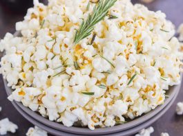 Popcorn au romarin et à l'ail