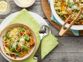 Spaghetti au pesto, tomates cerise, brocoli et potiron caramélisé