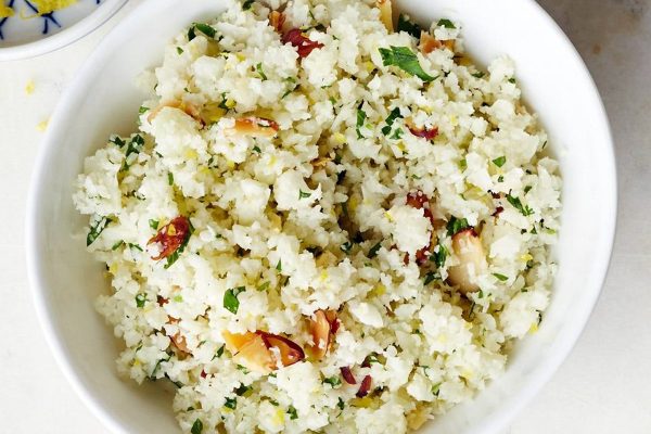 Riz de chou-fleur aux amandes et herbes fraîches