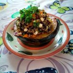 Courge musquée farcie au quinoa, haricots noirs et légumes