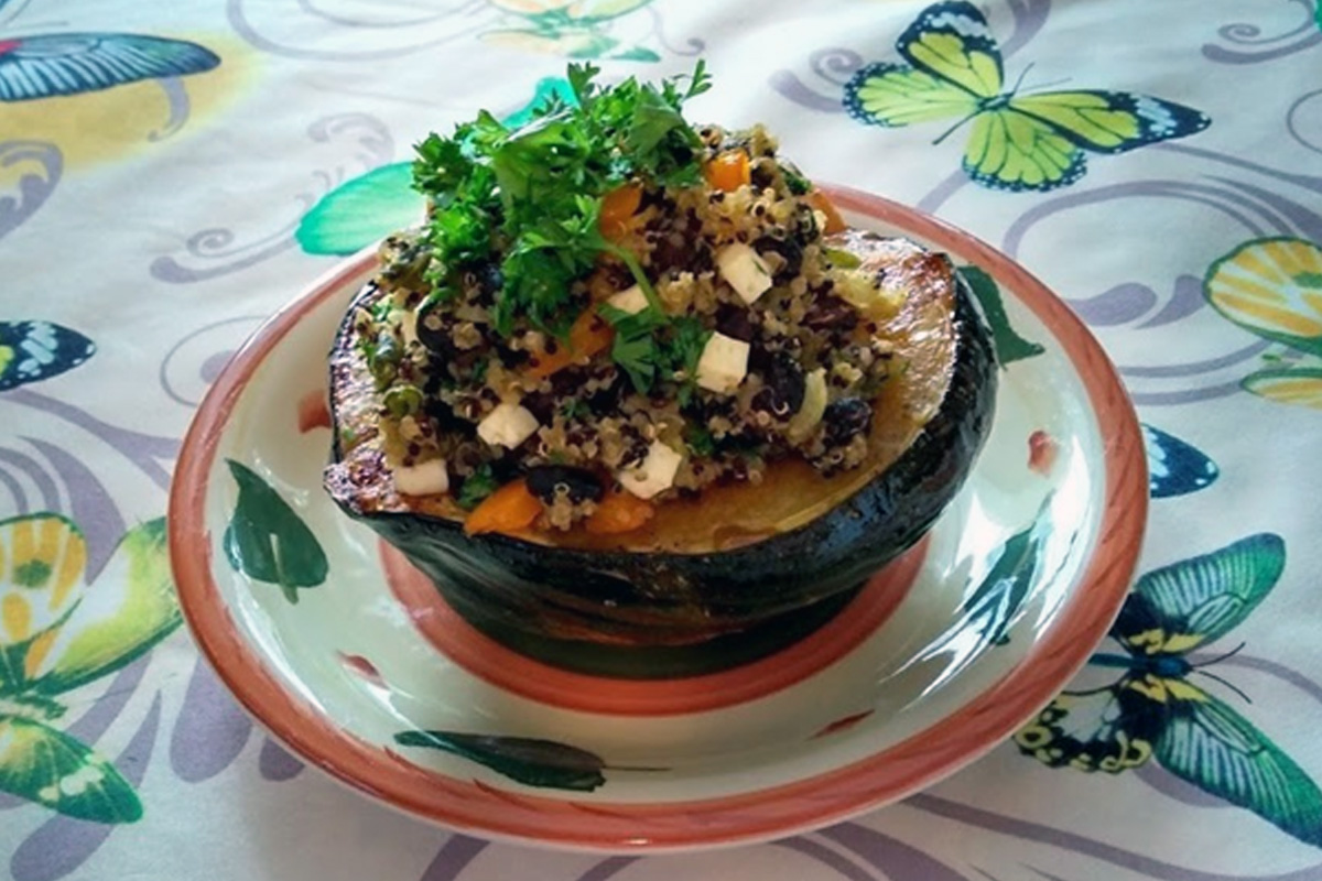 Courge musquée farcie au quinoa, haricots noirs et légumes