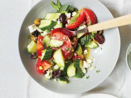 Salade grecque de concombres, tomates et feta