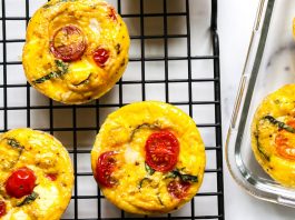 Muffins aux œufs à la feta et aux tomates cerises