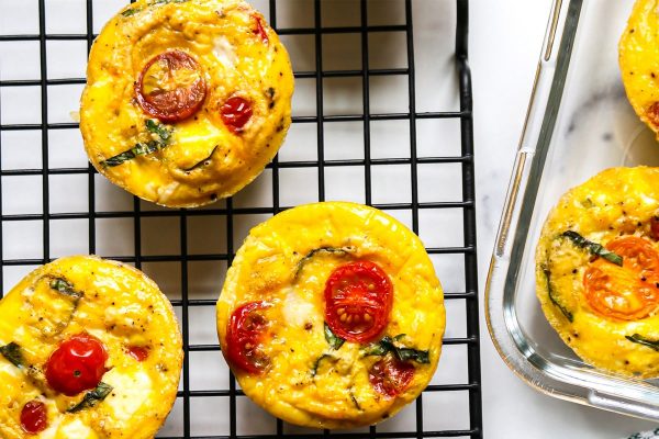 Muffins aux œufs à la feta et aux tomates cerises