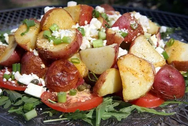 Salade méditerranéenne de pommes de terre frites, tomates et roquette