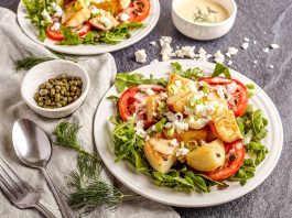 Salade méditerranéenne de pommes de terre frites, tomates et roquette
