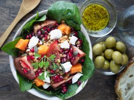 Salade de lentilles méditerranéenne : tomates, citrouilles, graines de grenade et fromage de chèvre sur lit d'épinards frais !