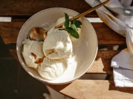Crème glacée méditerranéenne à base de yaourt grec