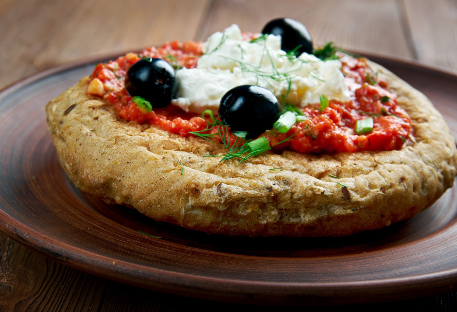 Dakos crétois : tranches de pain garnies de tomates, feta et huile d'olive à la mode méditerranéenne