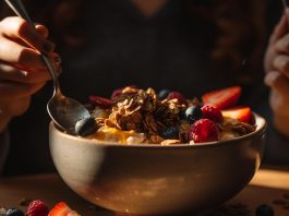 Granola aux Baies: Une Délicieuse Recette Méditerranéenne pour un Petit-Déjeuner Sain