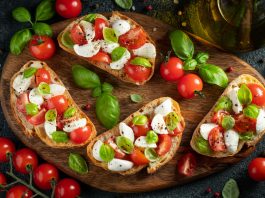 Découvrez la délicieuse bruschetta aux tomates, mozzarella et basilic Un voyage gustatif méditerranéen