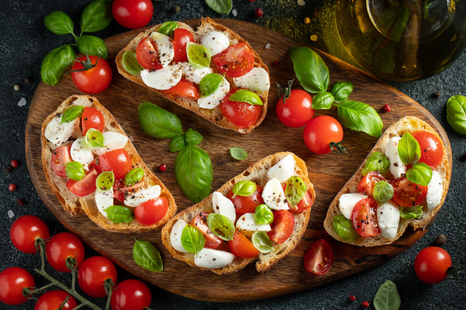 Découvrez la délicieuse bruschetta aux tomates, mozzarella et basilic Un voyage gustatif méditerranéen