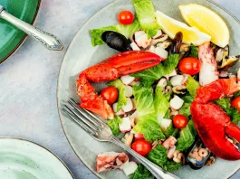 Salade Maison de Crevettes, Moules, Homard et Légumes